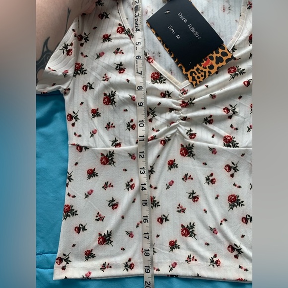 NWT Crop top with cute flowers size Medium - Picture 4 of 10